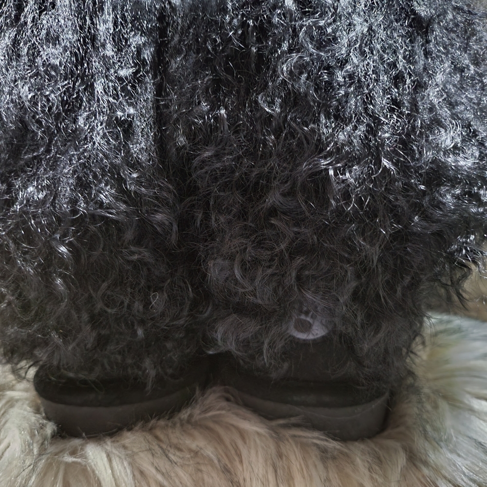 Women's black BearPaw Boo boots size 9. - Picture 3 of 9